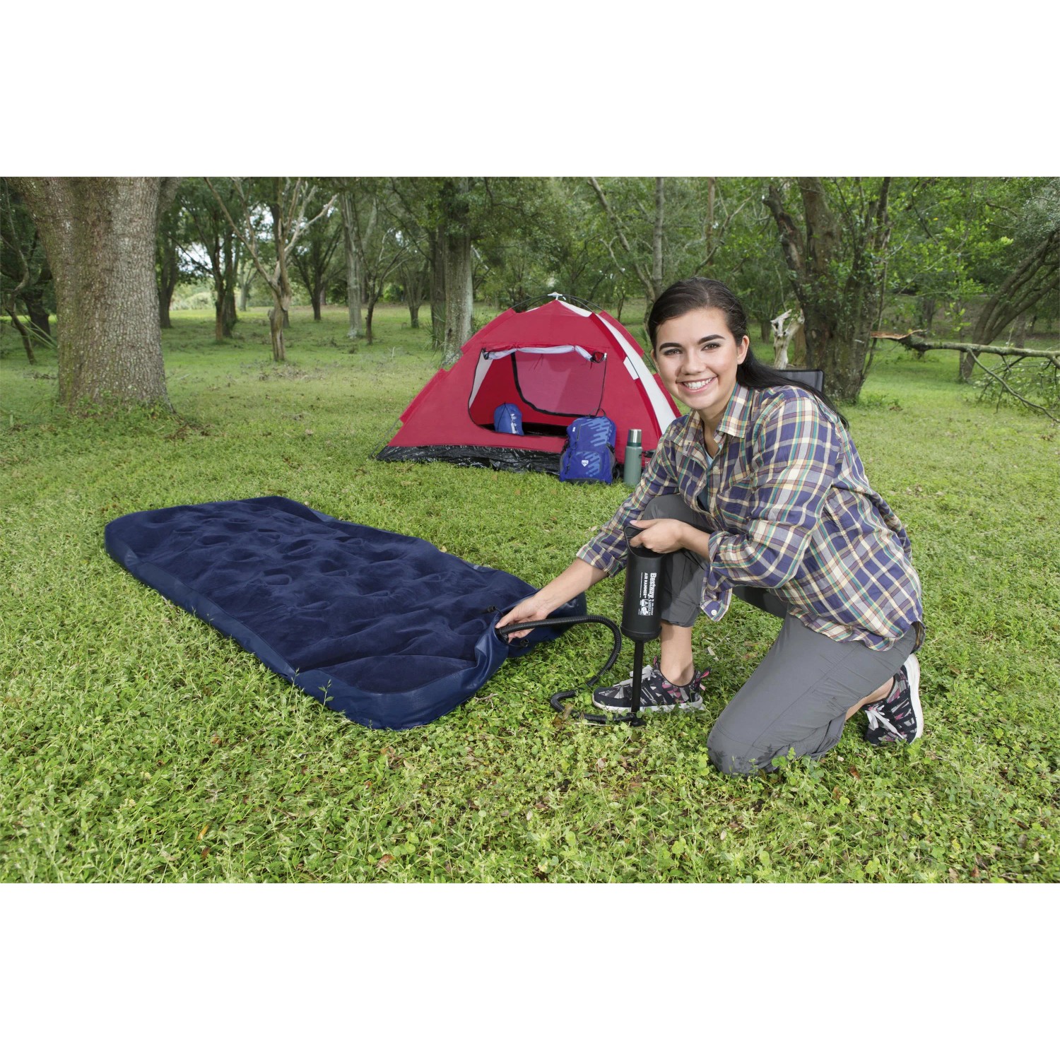 Aufgepumptes Single-Luftbett (185x76x22cm) beim Camping mit Zelt im Hintergrund.