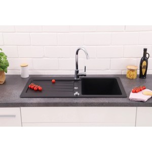 Schwarze Respekta Granitspüle Atlanta, 86x43,5 cm, mit Abtropffläche und Armatur auf einer Küchentheke.