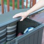 Geöffnete, dunkelbraune Lifetime Gartenbox (128x64x67 cm) mit Kissen und Ball. Universalbox für Garten.