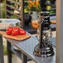 Detailaufnahme: Siena Garden BBQ Pavillon mit Ablagefläche, Tomaten, Schneidebrett und Lampe.
