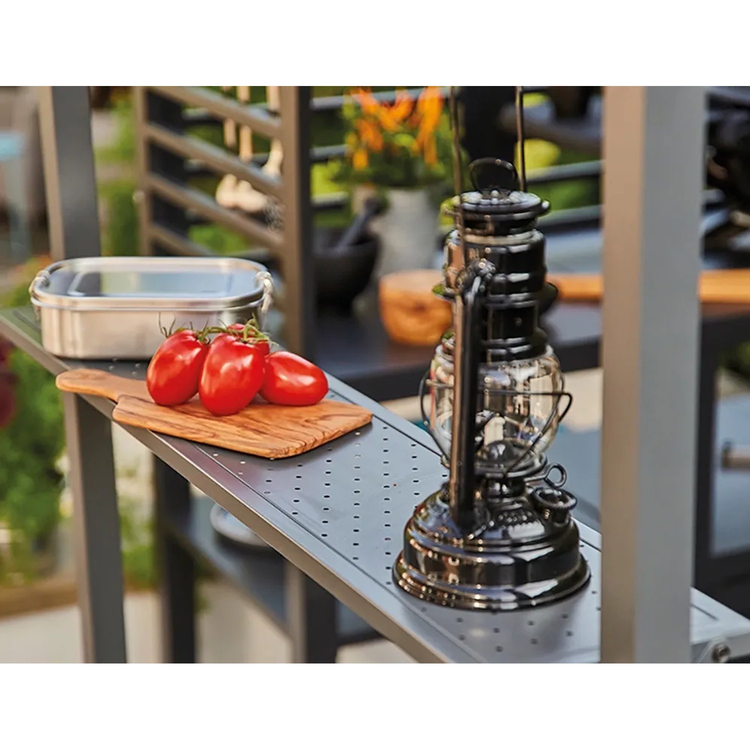 Detailaufnahme: Siena Garden BBQ Pavillon mit Ablagefläche, Tomaten, Schneidebrett und Lampe.
