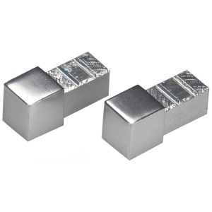 Zwei silberne, glänzende Alu-Abschlussprofile (10 mm) für Fliesenschienen.