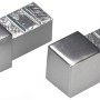 Zwei silberne, glänzende Alu-Abschlussprofile (10 mm) für Fliesenschienen.