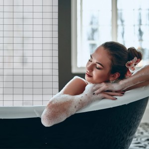Relaxdays Duschrollo Kunststoff Aluminium Weiß Schwarz Semitransparent Wasserabweisend Schnelltrocknend mit Seilzug 245 cm x 120 cm x 4,5 cm