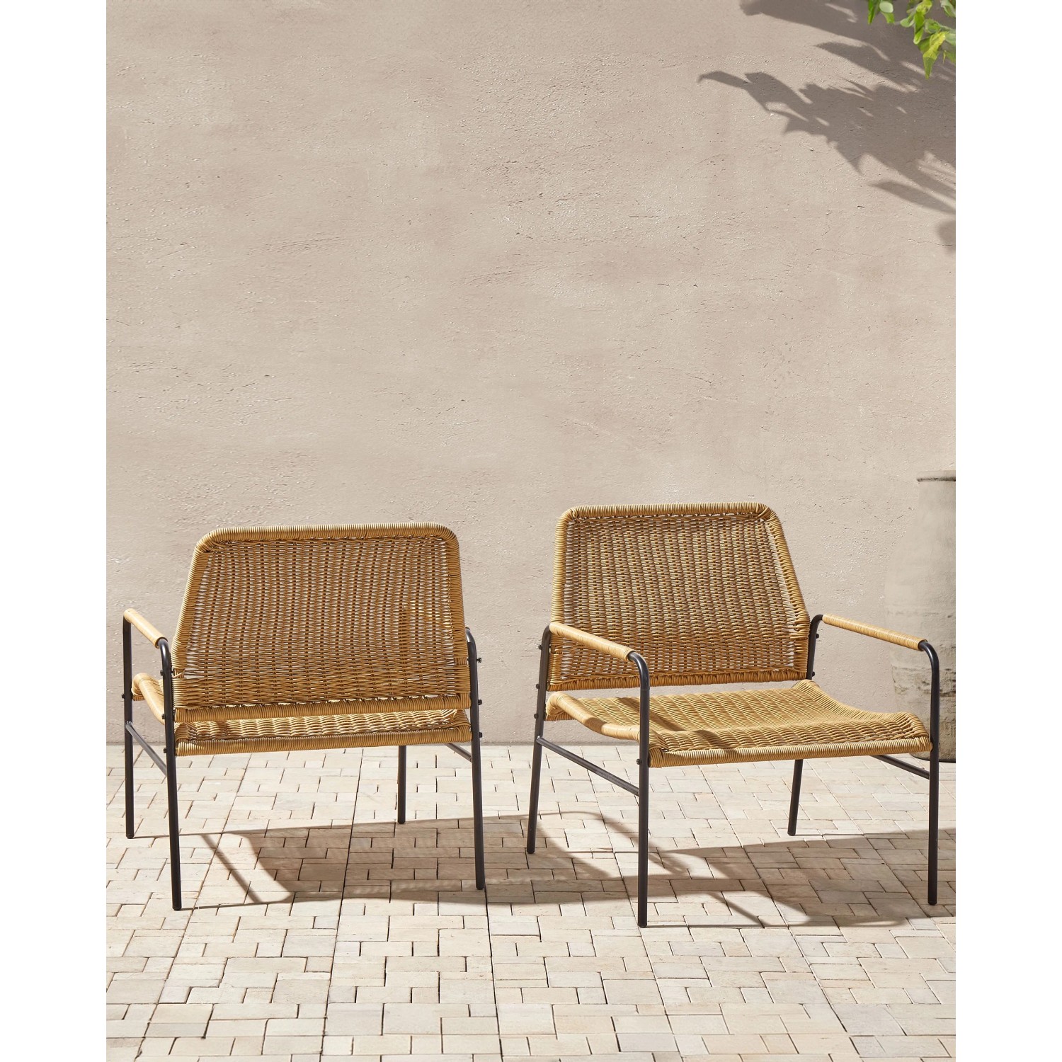 Beliani Sessel (2er Set) in Beige/Schwarz. Gartenstühle aus Rattan mit Metallgestell.