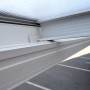 Detailaufnahme: Weiße Home Deluxe Terrassenüberdachung Solis aus Aluminium mit Hohlkammerplatten.