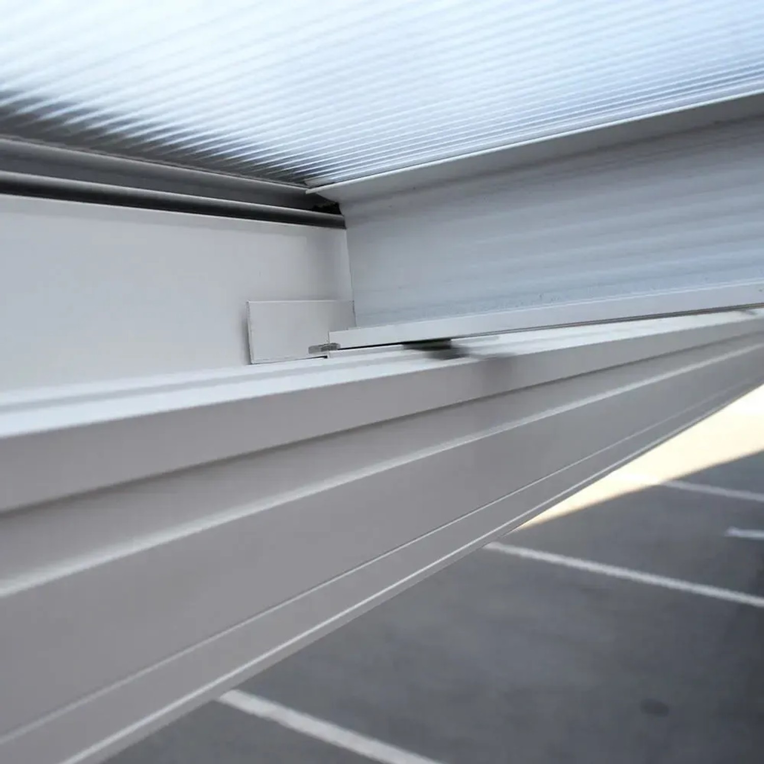 Detailaufnahme: Weiße Home Deluxe Terrassenüberdachung Solis aus Aluminium mit Hohlkammerplatten.