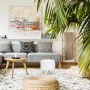 Weißer Relaxdays Dekohocker mit Kunstfell und Holzbeinen im Wohnzimmer.