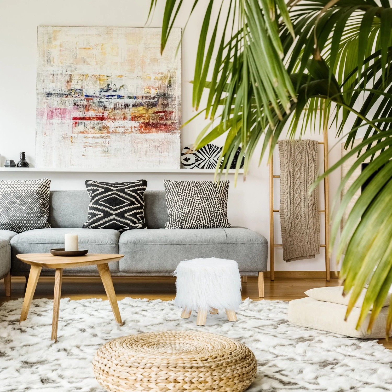 Weißer Relaxdays Dekohocker mit Kunstfell und Holzbeinen im Wohnzimmer.