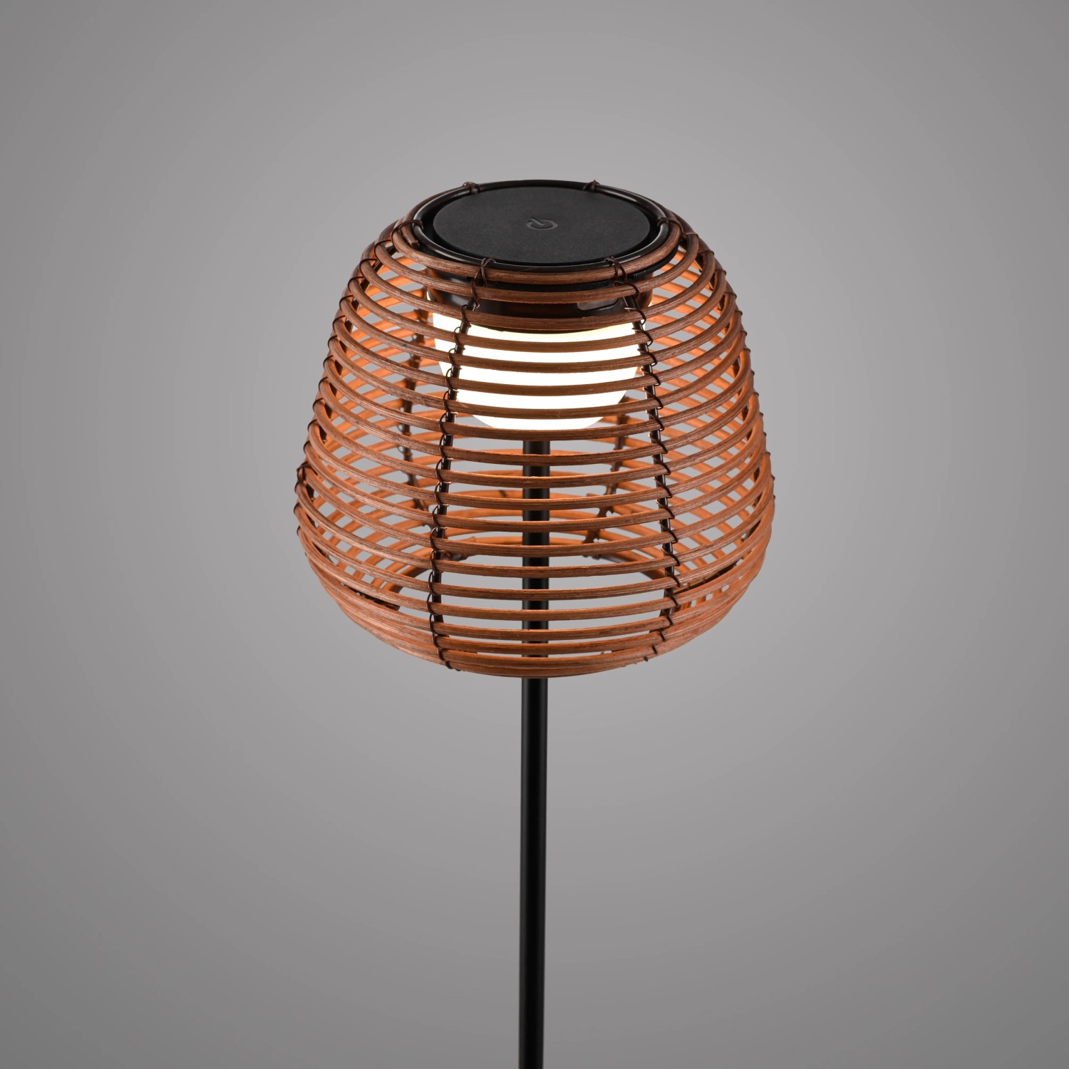 Schwarze LED Akku Stehleuchte Askia (120cm) mit Rattan-Schirm für den Außenbereich.