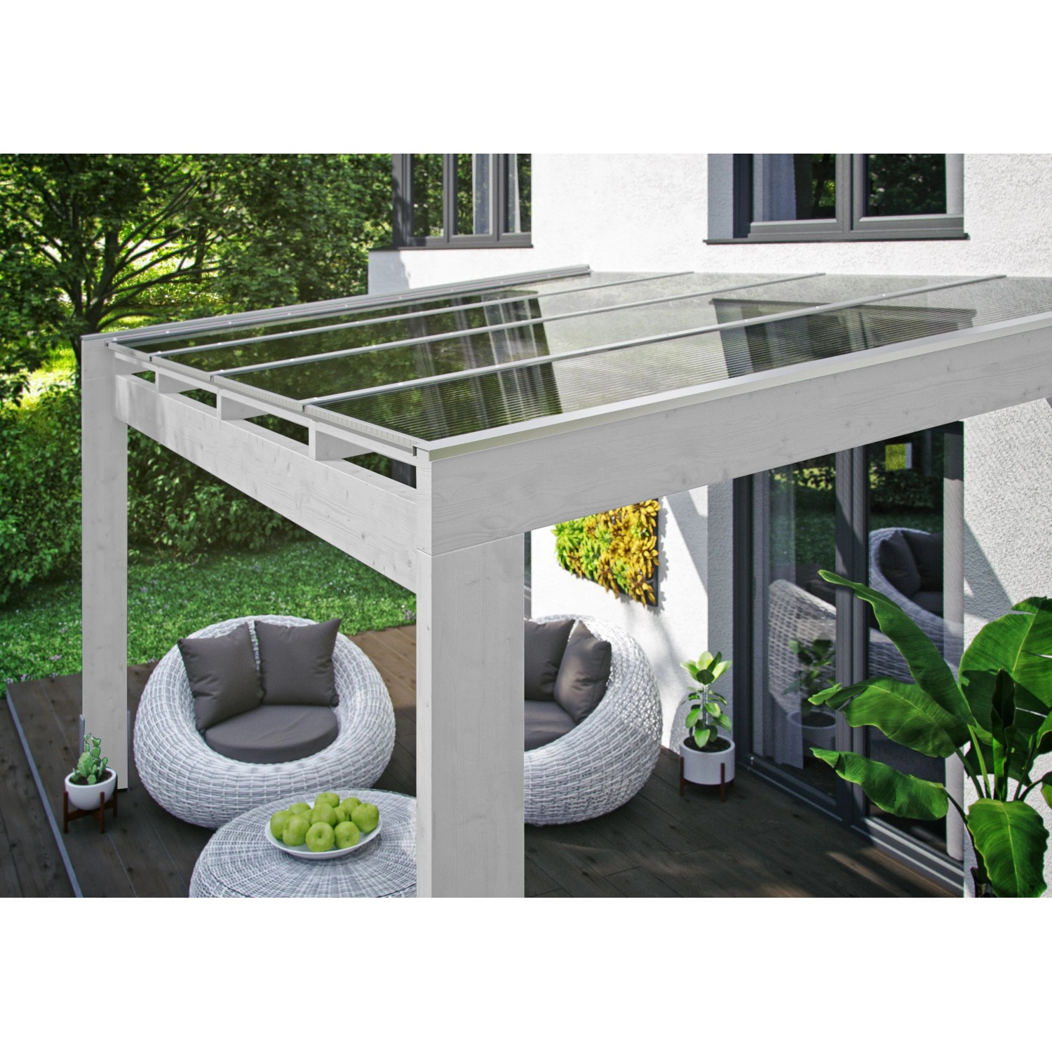 Weiße Skan Holz Terrassenüberdachung Novara mit klarer Doppelstegplatte und Sitzgruppe.