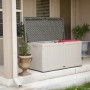 Geöffnete, lichtgraue Lifetime Gartenbox (128x64x67 cm) zur Aufbewahrung im Garten.