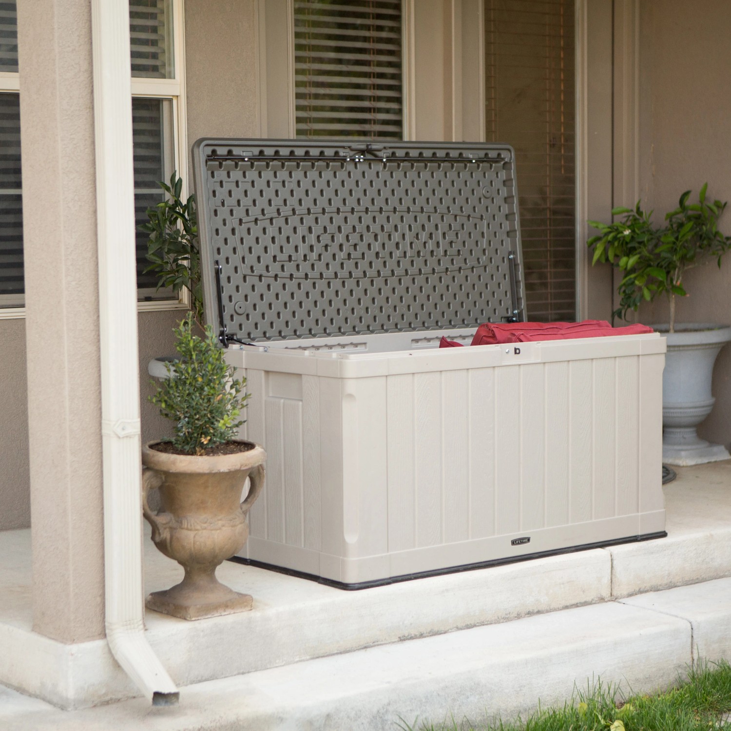 Geöffnete, lichtgraue Lifetime Gartenbox (128x64x67 cm) zur Aufbewahrung im Garten.