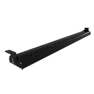 Schwarze LUXULA LED Hallenleuchte 200W, ein linearer Hallenstrahler mit Kühlrippen und Halterung.