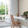 ESTAhome Vliestapete mit grauem Karomuster an einer Wand im Raum. Modernes Design für stilvolle Wandgestaltung.