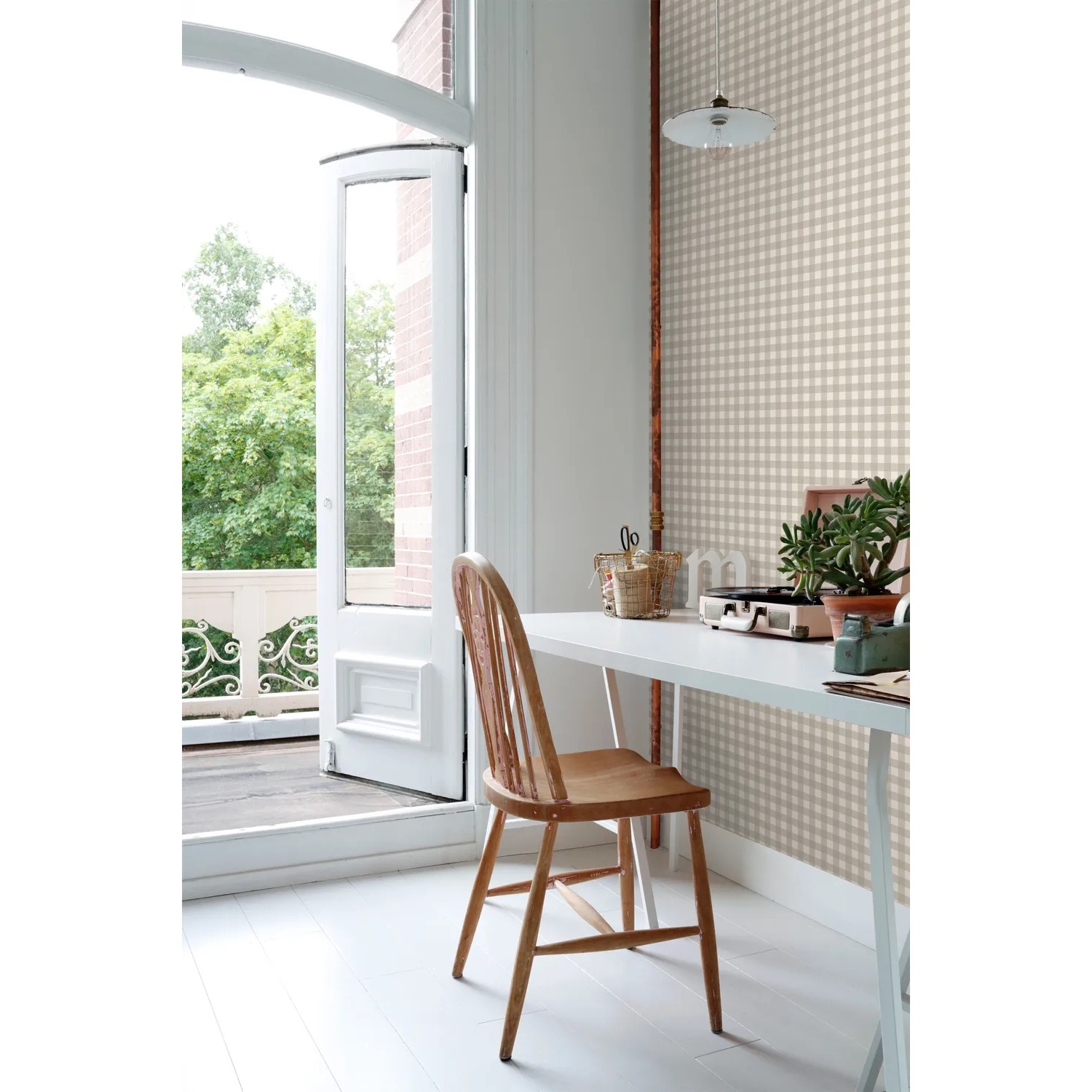 ESTAhome Vliestapete mit grauem Karomuster an einer Wand im Raum. Modernes Design für stilvolle Wandgestaltung.