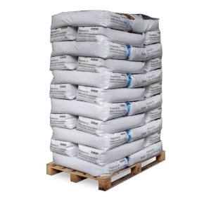 Holzpalette mit gestapelten weißen Liadrain Blähton Fein Säcken (50l) für Pflanzendrainage und Substrate.