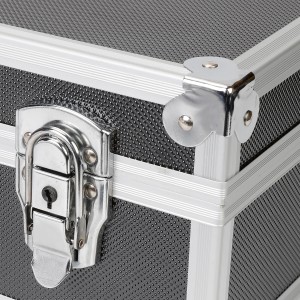 Detailaufnahme: LUX Werkzeugkoffer AKW 130 mit Alurahmen und Schloss.