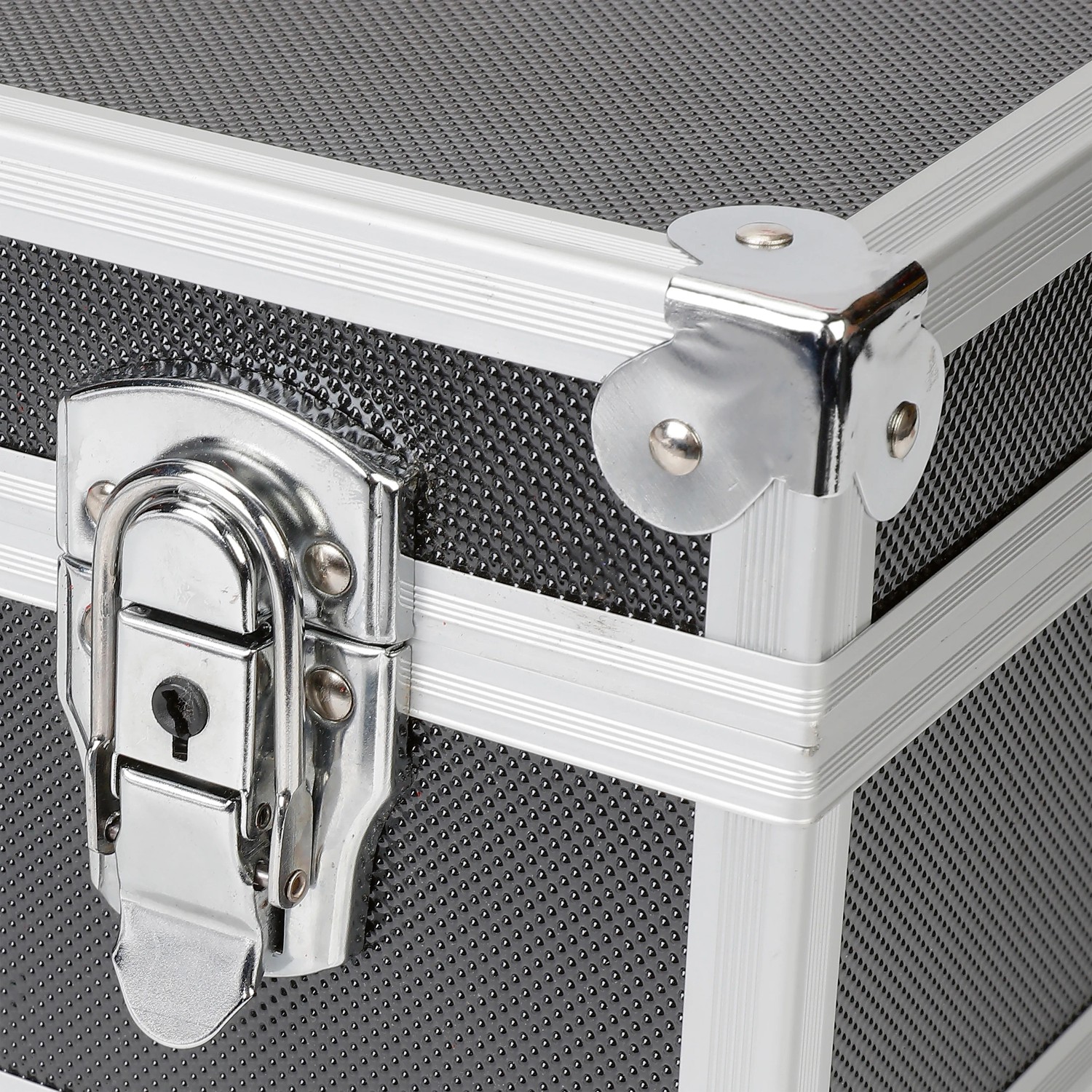 Detailaufnahme: LUX Werkzeugkoffer AKW 130 mit Alurahmen und Schloss.