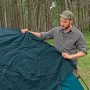 Mann baut Bestway Alpine Dome Zelt für 4 Personen im Wald auf. Camping & Zubehör.
