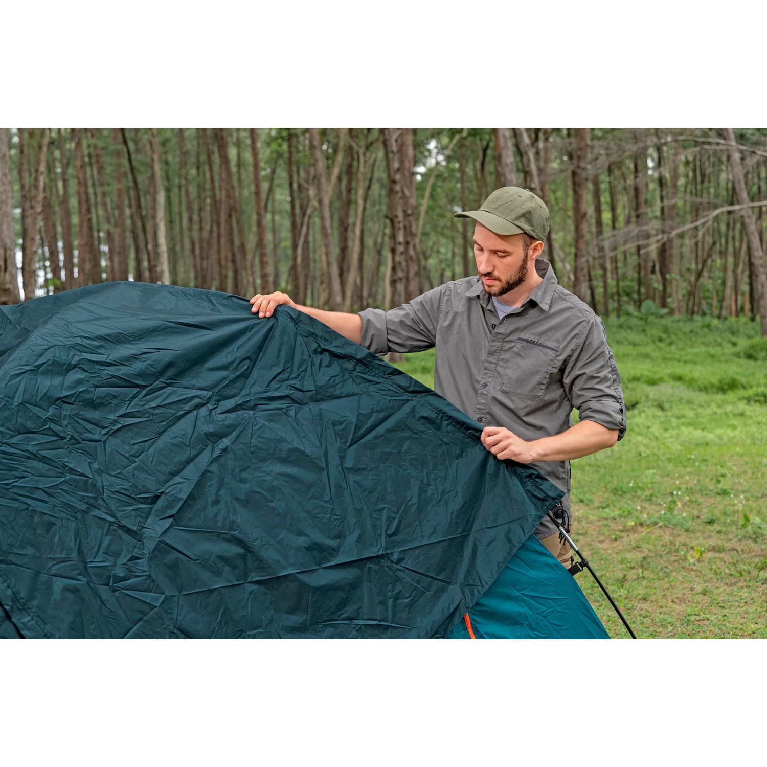 Mann baut Bestway Alpine Dome Zelt für 4 Personen im Wald auf. Camping & Zubehör.