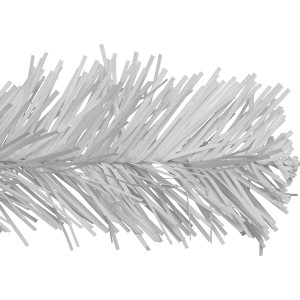 Detailaufnahme: Weiße Nadeln des künstlichen Weihnachtsbaums Skaland, 180 cm.