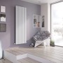 Weißer Ximax Raumheizkörper Erupto Quadrat (1800x585 mm, 1824 Watt) an Wand im Wohnraum.