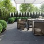 Terrasse mit dunklen Natursteinplatten Lima Black (30x60). Gartenmöbel und grüne Bepflanzung.