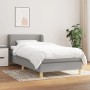 Helles, graues Boxspringbett 90x190 cm mit Matratze und Kopfteil. Gemütliches Bett für erholsamen Schlaf.