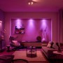 Wohnzimmer mit Philips Hue LED GU10 Starter-Set, das in 16 Millionen Farben leuchtet.
