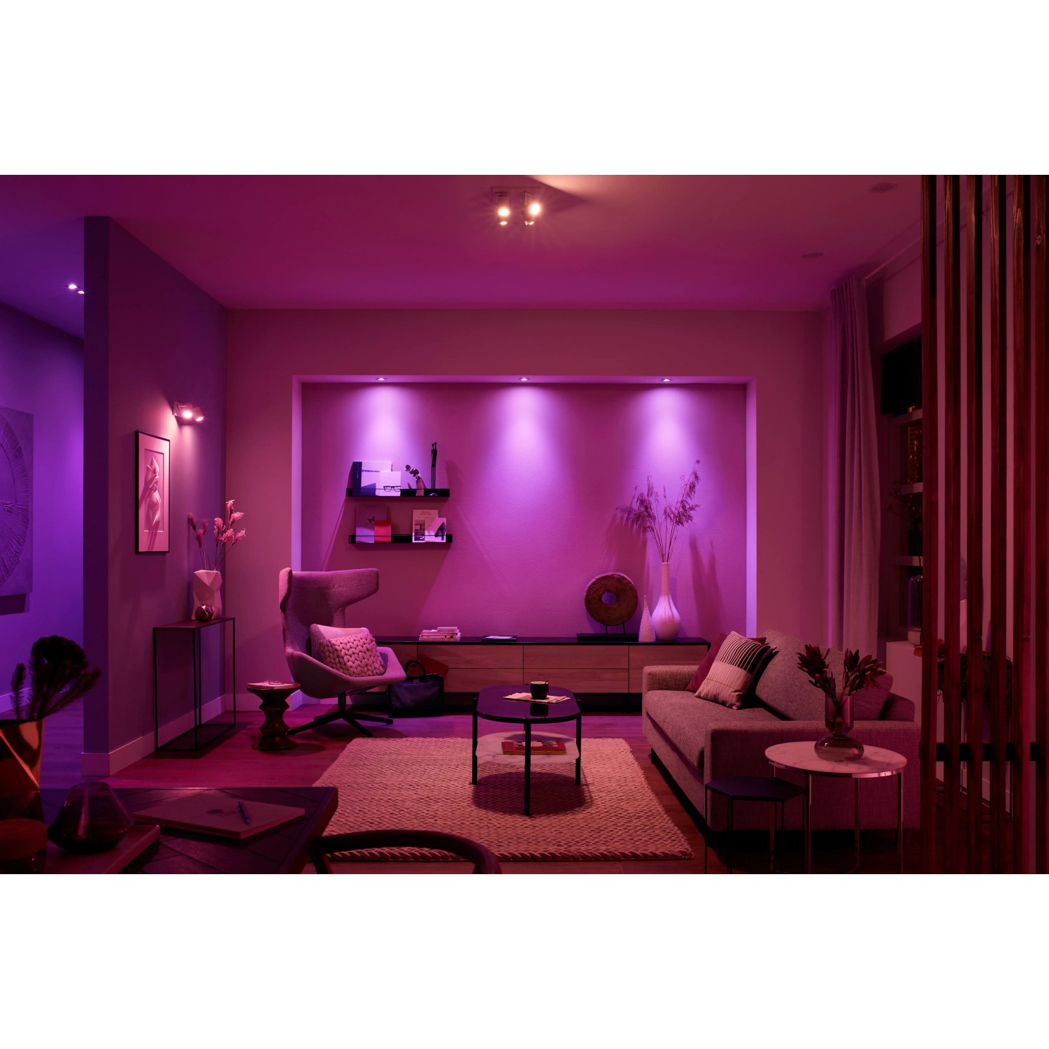 Wohnzimmer mit Philips Hue LED GU10 Starter-Set, das in 16 Millionen Farben leuchtet.