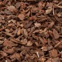 Nahaufnahme von OBI Pinienrinde Mittel, ideal zur Beetabdeckung und Unkrautreduktion im Garten.