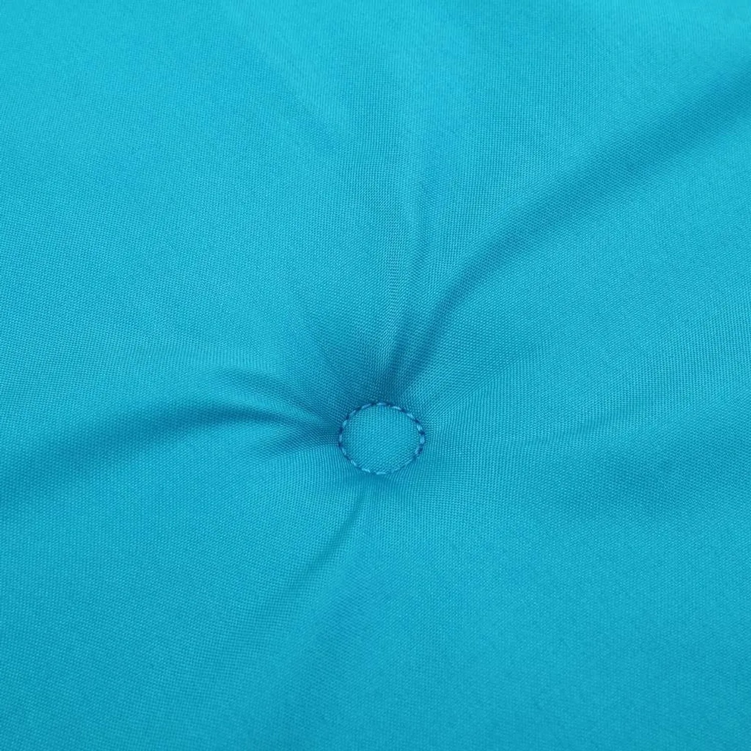 Detailansicht einer türkisen Hochlehner-Auflage aus Oxford-Gewebe mit Knopfheftung. Sitzkissen für Gartenstuhl.
