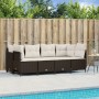 Braune 5-tlg. vidaXL Garten-Sofagarnitur aus Rattan mit cremeweißen Kissen vor Holzzaun.