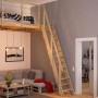 Dolle Raumspartreppe Bern aus unbehandeltem Buchenholz in Wohnraum mit Galerieaufgang.