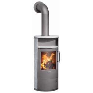 Justus Kaminofen Island 5 2.0, Speckstein-Verkleidung, gussgrau, mit brennendem Holz im Feuerraum.