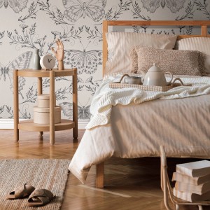 PROFHOME Fototapete mit Schmetterlingen in Grau, Beige und Schwarz im Schlafzimmer.