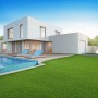 Sattes Grün: Karat Kunstrasen Marbella 26mm im Garten mit Pool und Liegen.