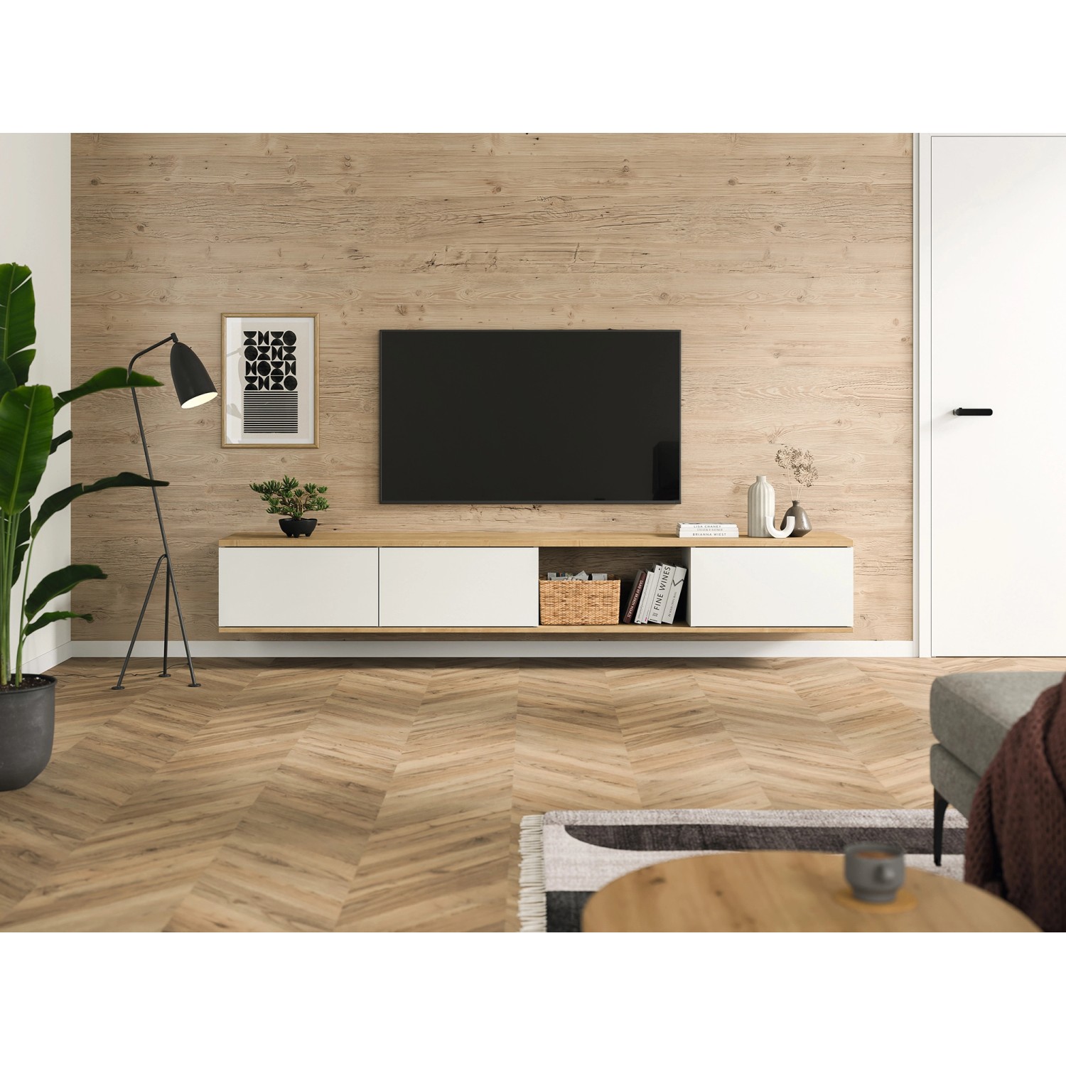 Wohnraum mit Egger Decowall DO006 Namur Fichte als Wandverkleidung hinter TV.