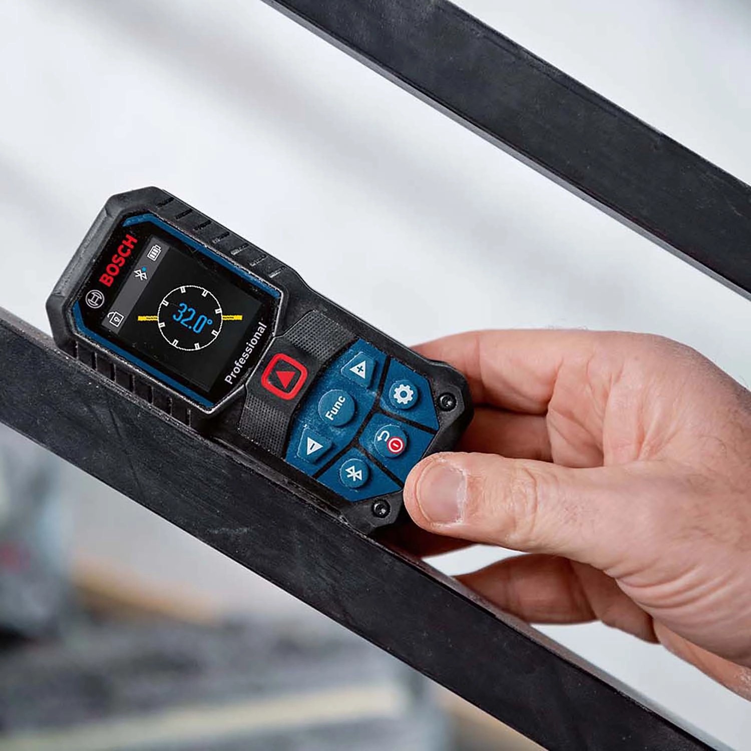 Bosch Professional GLM 50-27 C Laser-Entfernungsmesser in Hand, misst Winkel. Robustes Messwerkzeug.