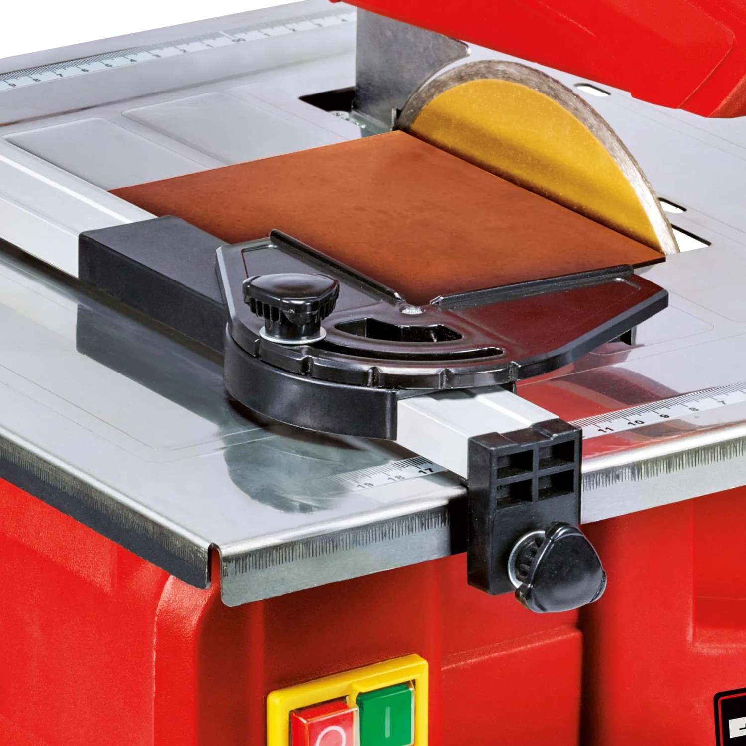 Detailaufnahme der Einhell Fliesenschneidmaschine TC-TC 800 mit Diamanttrennscheibe.