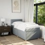 Helles Boxspringbett 90x200 cm mit Matratze und Nachttisch im Schlafzimmer.