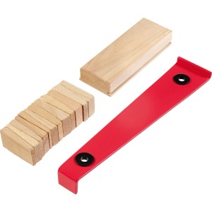Verlege-Set für Parkett: Schlagklotz, Zugeisen (rot) und Abstandskeile aus Holz.