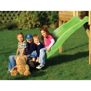 Grüne Wellenrutsche für Kinder mit Podesthöhe 120 cm im Garten mit spielenden Kindern.