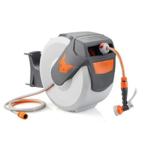 FUXTEC Wasserschlauchaufroller 30m in Orange/Grau mit Wandhalterung und Spritzpistole. Automatisches Aufrollen für den Garten.