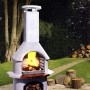 Buschbeck Gartengrillkamin Venezia Weiß mit Feuerstelle und Holzscheiten.