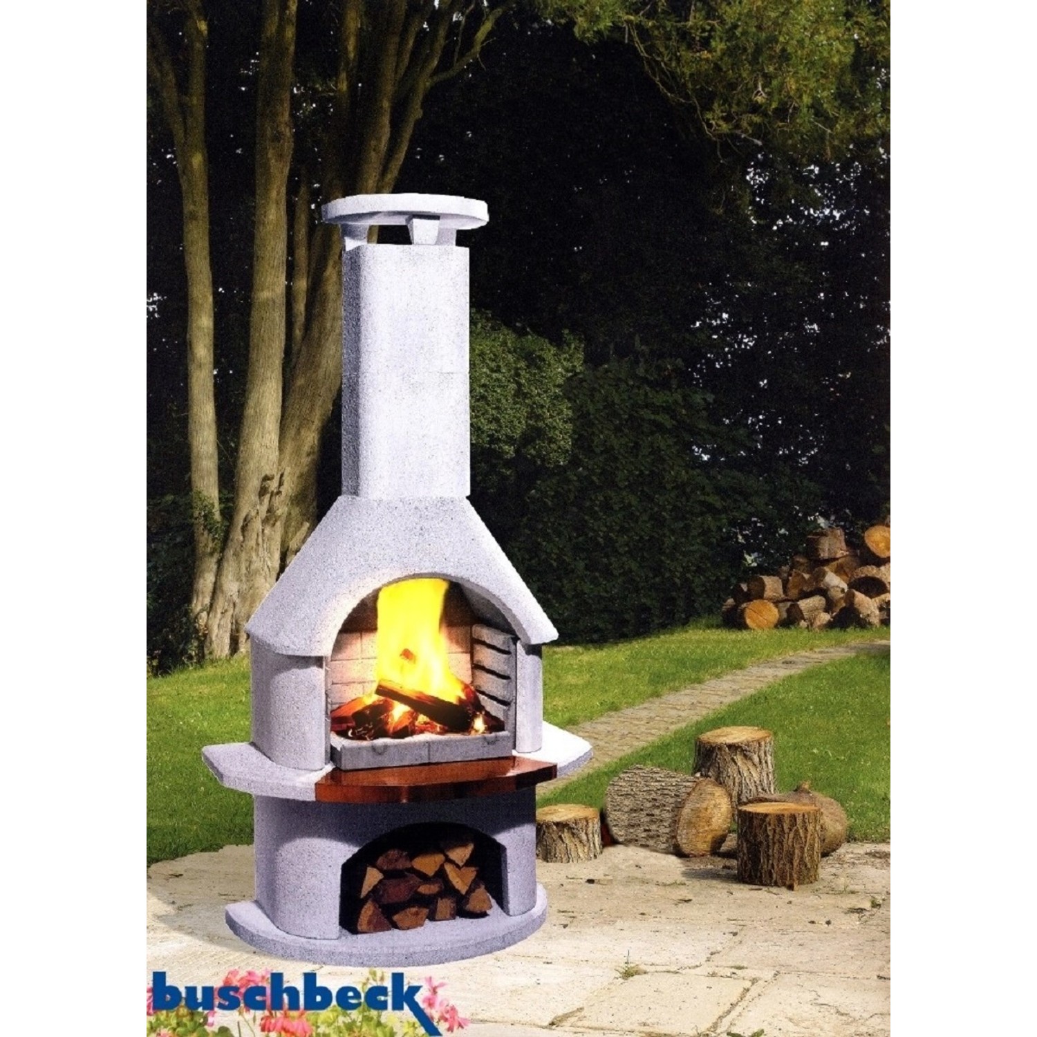 Buschbeck Gartengrillkamin Venezia Weiß mit Feuerstelle und Holzscheiten.
