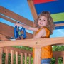Kind spielt am Steuerrad des Spielturms Northbrook aus Zedernholz.
