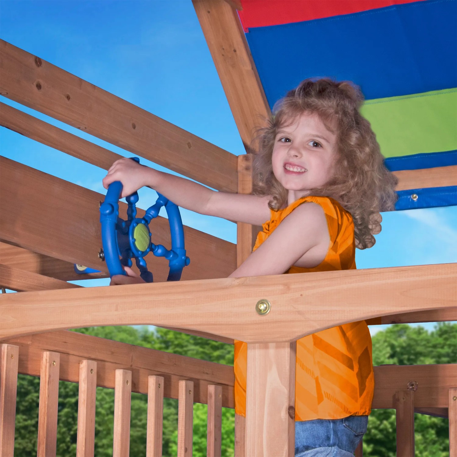 Kind spielt am Steuerrad des Spielturms Northbrook aus Zedernholz.