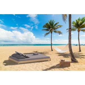 Bodennahes Ehebett aus Fichte/Tanne (140x200 cm) am Strand mit Kissen und Hängematte.
